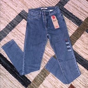 Levis High Rise Skinny Jeans